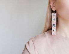 Cercei lungi din piele nude roz cu aplicatii de macrame crosetat si margele de nisip tubulare gri metalizat, cercei statement unicat