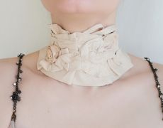 Colier/Guler modelat din piele crem bej cu trandafir stilizat si pliuri, accesoriu pentru gat din piele naturala moale