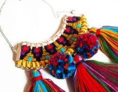 Colier cu motive traditionale si ciucuri / Colier statement / Colier traditional / Colier etnic / Colier hippie / Colier cu ciucuri colorati / Colier colorat / Accesorii traditionale / Bijuterii traditionale / Colier cu pampoane / Colier textil