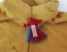 Broșă Mândruță cu sorț / Brosa ciucure / Brosa fetita / Brosa traditionala / Brosa romaneasca / Brosa textila