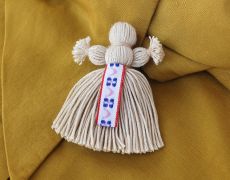 Broșă Mândruță cu sorț / Brosa ciucure / Brosa fetita / Brosa traditionala / Brosa romaneasca / Brosa textila