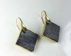 Cercei maro inchis din portelan incasetati manual in alama, cu tortite din argint 925 placate cu aur de 14 K - SPRING BRASS