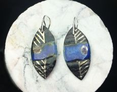 cercei din portelan, doua tipuri de glazura , platina lichida si tortite din argint 925 - MAGIC FEATHERS